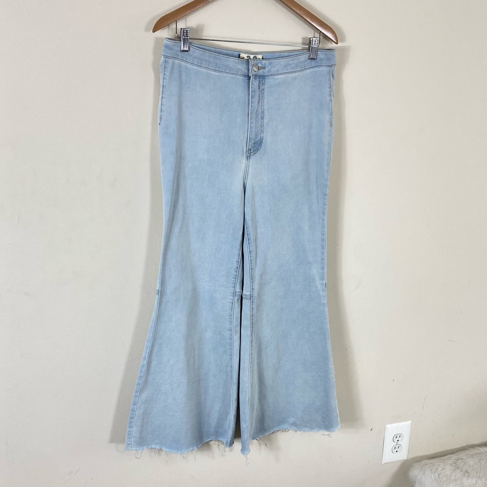 Free People Youthquake Cropped Flare Jeans in Bleach Out Light Wash - 32 - Picture 11 of 16